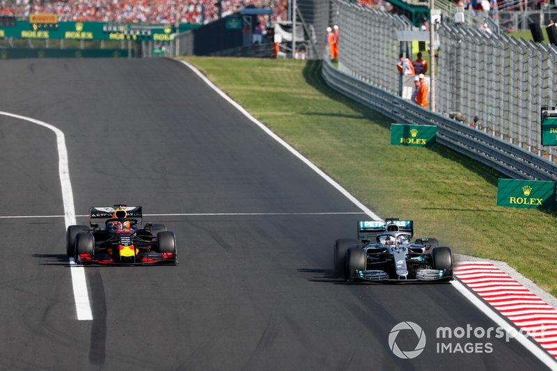 Lewis Hamilton, Mercedes AMG F1 W10 wyprzedza Maxa Verstappena, Red Bull Racing RB15