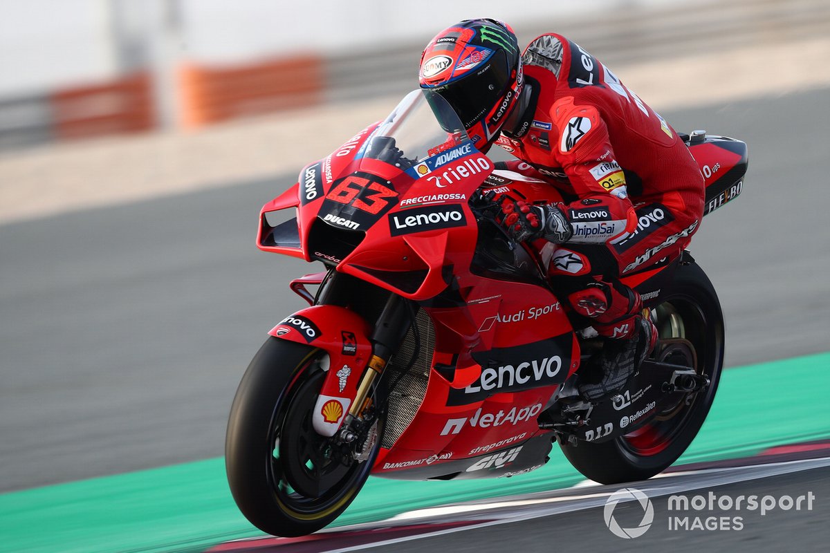 Francesco Bagnaia, pembalap Ducati Team, saat melibas lintasan Sirkuit Losail, Qatar, dalam tes pramusim MotoGP 2021 beberapa waktu lalu.