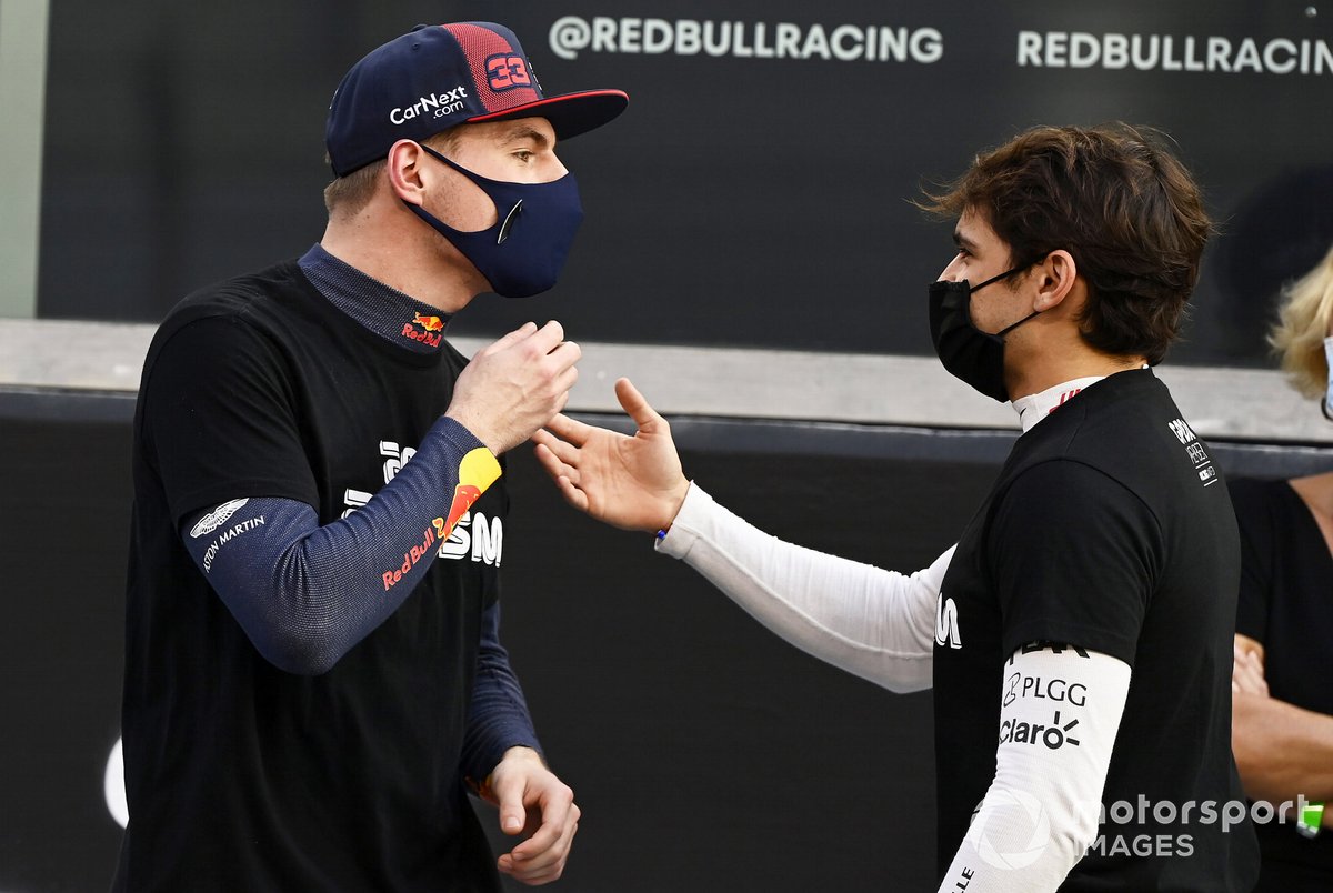 Max Verstappen, Red Bull Racing, bicara dengan Pietro Fittipaldi, Haas F1, di grid.
