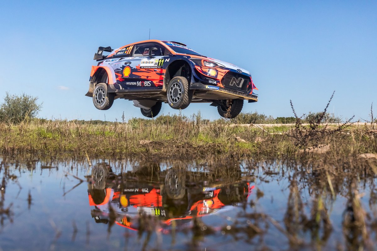 Pereli Hyundai Motorsport, Thierry Neuville, dan navigator Nicolas Gilsoul, tampil dengan mobil Hyundai i20 Coupe WRC.