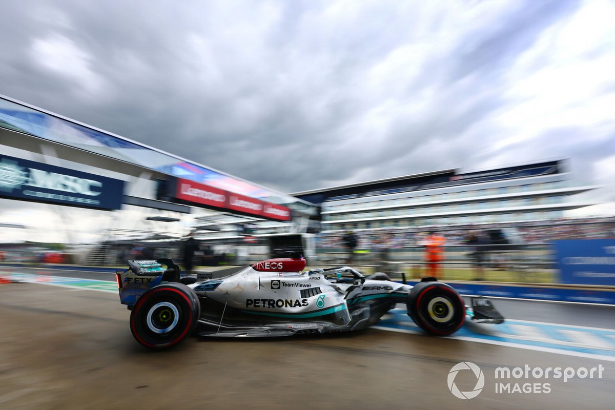 George Russell, Mercedes W13, sale del garaje.