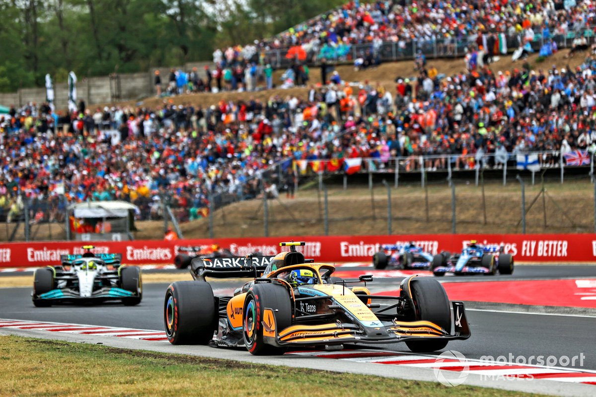Lando Norris, McLaren MCL36, Lewis Hamilton, Mercedes W13