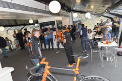 Atmosfera durante la presentazione della bici Orange1 by Colnago dedicata alla 24 Ore di Spa