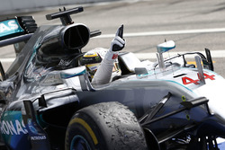 Winnaar Lewis Hamilton, Mercedes AMG F1 W07 Hybrid in parc ferme