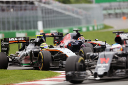 Sergio Perez, Sahara Force India F1 VJM09 and Daniil Kvyat, Scuderia Toro Rosso STR11 battle for pos
