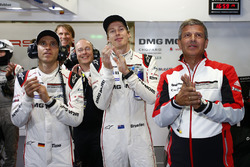 Тимо Бернхард и Брендон Хартли вместе с вице-президентом команды Porsche Team LMP1 Фрицем Эрцингером