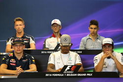 Max Verstappen, Red Bull Racing, Lewis Hamilton, Mercedes AMG F1 Team en Fernando Alonso, McLaren Ho