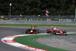 Поэдинок мыж Максом Ферстаппеном, Red Bull Racing RB12, і Кімі Райкконеном, Ferrari SF16-H
