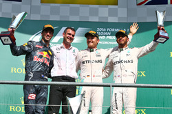 Подіум: друге місце - Даніель Ріккардо, Red Bull Racing; переможець - Ніко Росберг, Mercedes AMG F1;
