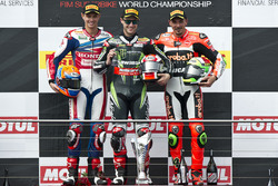 Podio: il secondo, Michael van der Mark, Honda WSBK Team, il vincitore Jonathan Rea, Kawasaki Racing Team e il terzo, Davide Giugliano, Aruba.it Racing - Ducati Team