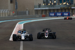 Lance Stroll, Williams FW40, Romain Grosjean, Haas F1 Team VF-17