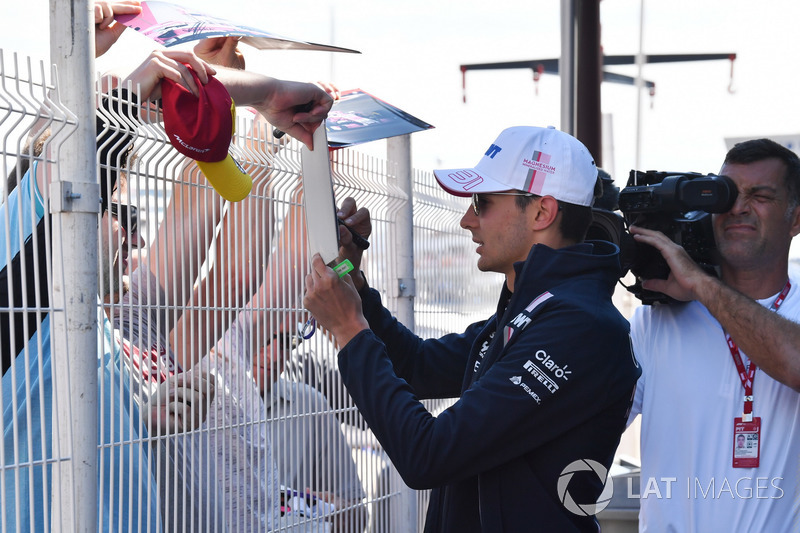 Esteban Ocon, Force India F1, firma autografi ai tifosi