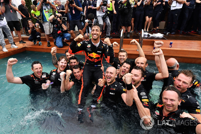 Yarış galibi Daniel Ricciardo, Red Bull Racing, Red Bull Energy Station havuzuna atlıyor