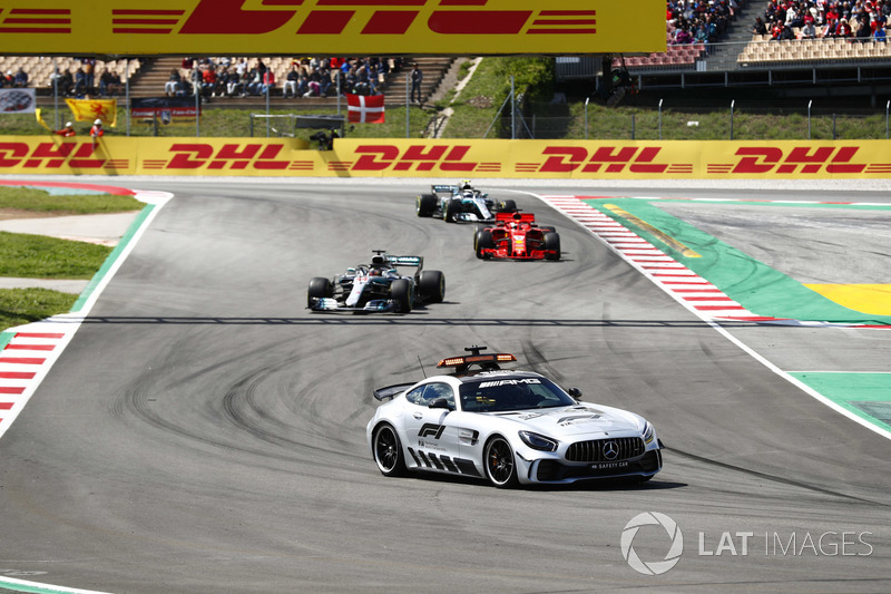 El coche de seguridad conduce Lewis Hamilton, Mercedes AMG F1 W09, Sebastian Vettel, Ferrari SF71H y Valtteri Bottas, Mercedes AMG F1 W09