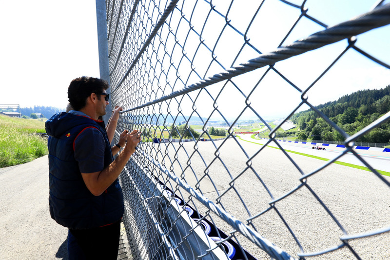 Марк Веббер спостерігає за Марком Маркесом, який тестує болід Toro Rosso