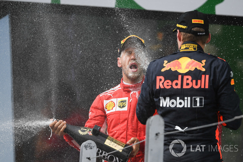 Il vincitore della gara Sebastian Vettel, Ferrari e Max Verstappen, Red Bull Racing festeggiano sul podio con lo Champagne