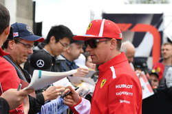 Kimi Raikkonen, Ferrari signs autographs for the fans