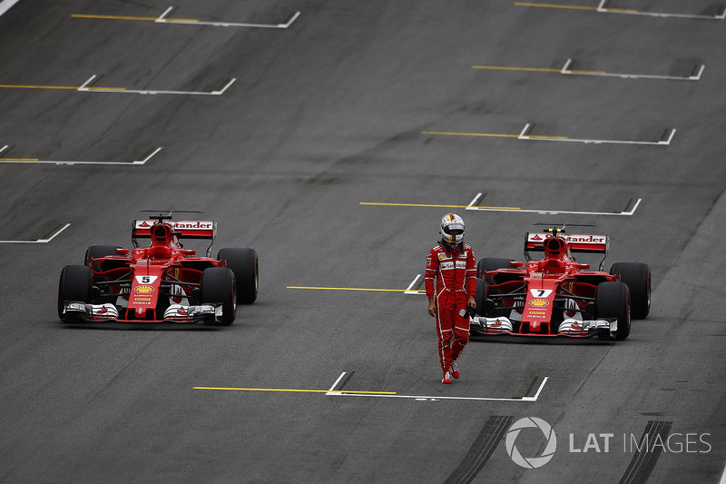 Sebastian Vettel, Ferrari, Kimi Raikkonen, Ferrari, sıralama turları sonunda araçlarını yanlış yere park ediyor