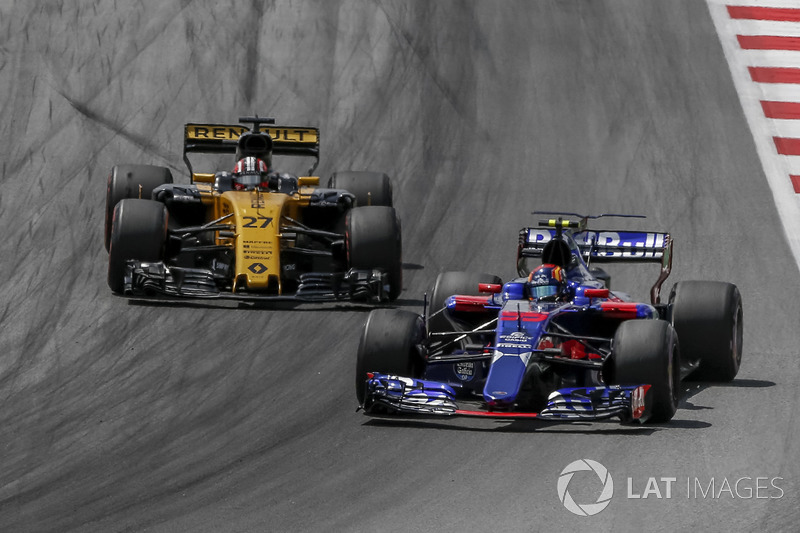 Nico Hulkenberg, Renault Sport F1 Team RS17 ve Carlos Sainz Jr., Scuderia Toro Rosso STR12