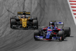 Nico Hulkenberg, Renault Sport F1 Team RS17 ve Carlos Sainz Jr., Scuderia Toro Rosso STR12