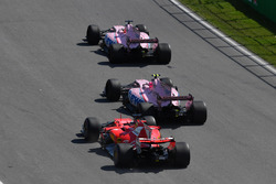 Серхіо Перес, Естебан Окон, Sahara Force India VJM10, Себастьян Феттель, Ferrari SF70H battle