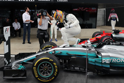 Il vincitore della gara Lewis Hamilton, Mercedes AMG F1 W08