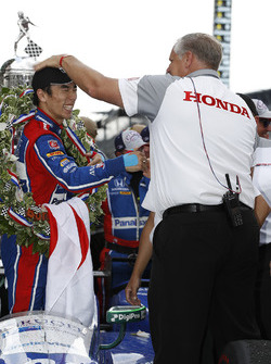 Переможець Такума Сато, Andretti Autosport Honda, та Арт Ст Сір з HPD