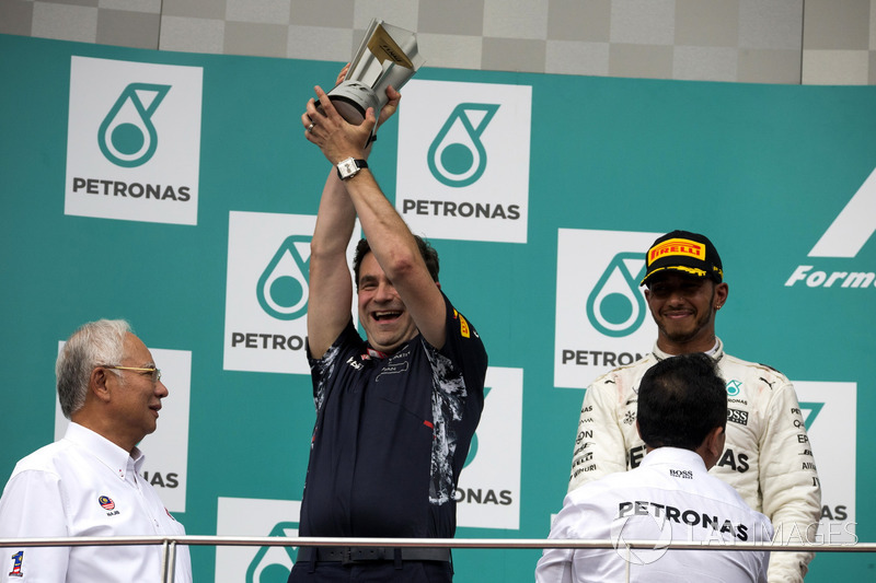 Dan Fallows, jefe de aerodinámica de Red Bull, celebra en el podio.