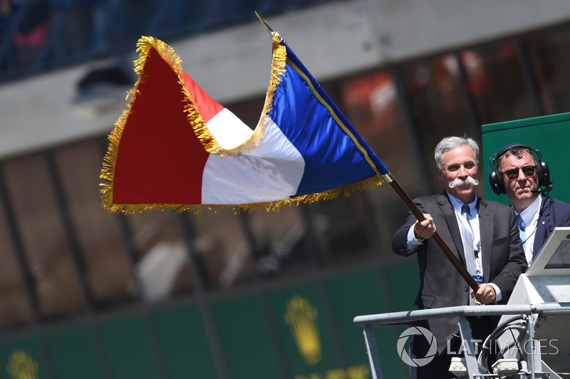 CEO F1, Chase Carey, mengibarkan bendera start Le Mans 2017