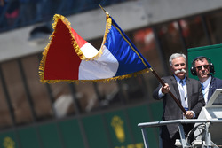 Chase Carey, FOM CEO waves the French flag to give the start of the race