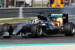 Льюіс Хемілтон, Mercedes AMG F1 W07 Hybrid сходить внаслідок відмови двигуна