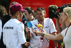 Lewis Hamilton, Mercedes AMG F1 mit Will Buxton, NBC Sports Network TV, nach dem Rennen