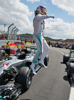 Il vincitore della gara Lewis Hamilton, Mercedes AMG F1 festeggia nel parco chiuso