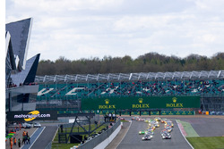 Start: #7 Audi Sport Team Joest Audi R18: Marcel Fässler, Andre Lotterer, Benoit Tréluyer vooraan