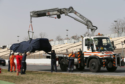 Der Toro Rosso STR11 von Max Verstappen, Scuderia Toro Rosso, wird mit einem Transporter zurückgebra