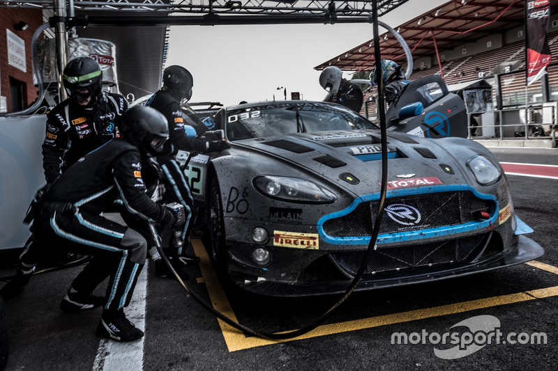 Pit stop, #62 R-Motorsport Aston Martin V12 Vantage: Dominik Baumann, Maxime Martin, Martin Kirchhöfer
