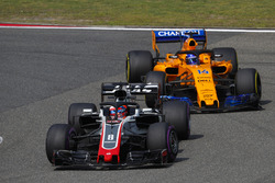 Romain Grosjean, Haas F1 Team VF-18 Ferrari, leads Fernando Alonso, McLaren MCL33 Renault