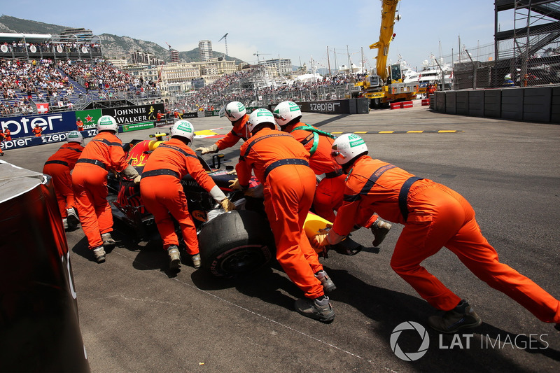 Oficiales recupera el coche accidentado de Max Verstappen, Red Bull Racing RB14
