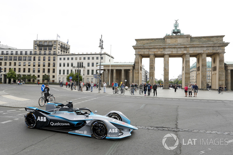 Formula 1 World Champion Nico Rosberg, Gen2 Formula E aracını Berlin sokaklarında sürüyor