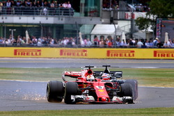 Sebastian Vettel, Ferrari SF70H, con una foratura all'anteriore