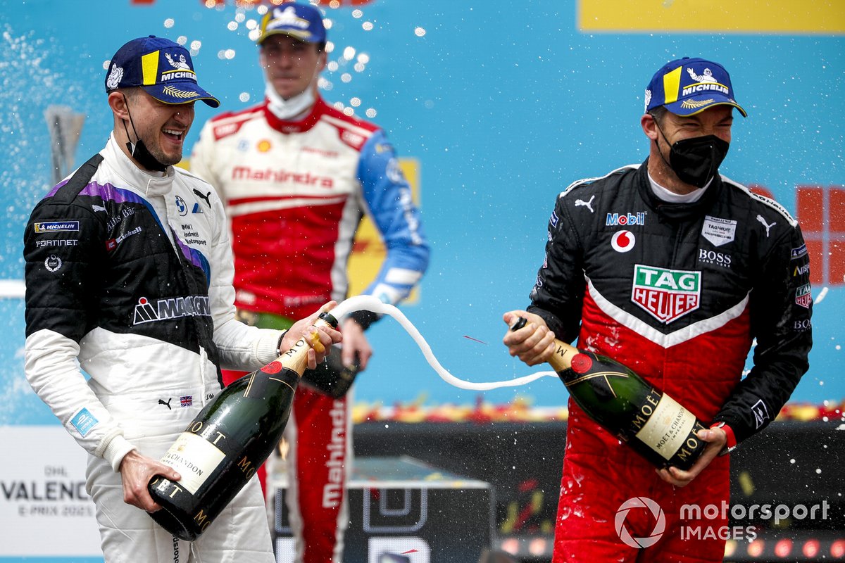 Para peraih podium Valencia E-Prix II: (ki-ka) Jake Dennis, BMW i Andretti Motorsport, Alex Lynn, Mahindra Racing, Andre Lotterer, Porsche berselebrasi bersama.