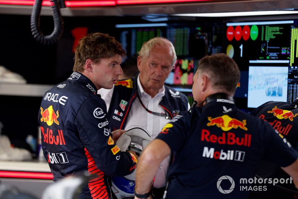 Max Verstappen, Red Bull Racing, Helmut Marko, Consultor, Red Bull Racing, Christian Horner, Director de Red Bull Racing, en el garaje.
