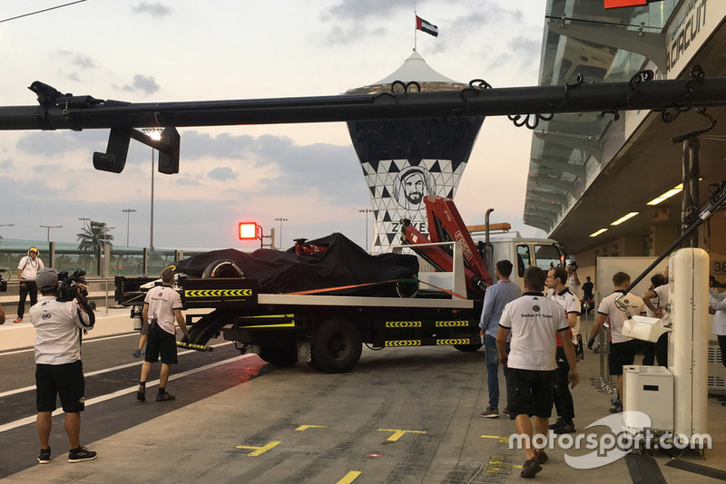 Sauber C37 Кімі Райкконена повертають із траси до боксів