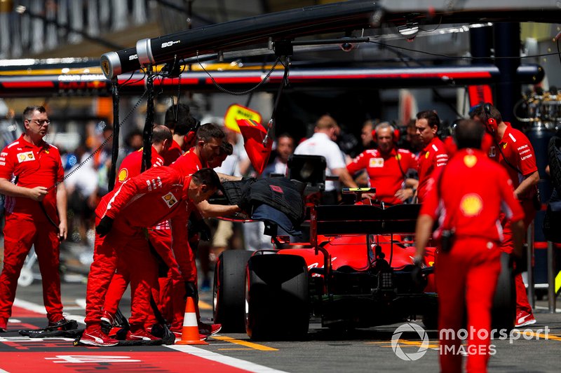 Charles Leclerc, Ferrari SF90, nella pit lane del Paul Ricard