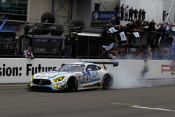 Checkerd flag for #4 AMG-Team Black Falcon, Mercedes-AMG GT3: Bernd Schneider, Maro Engel, Adam Chri