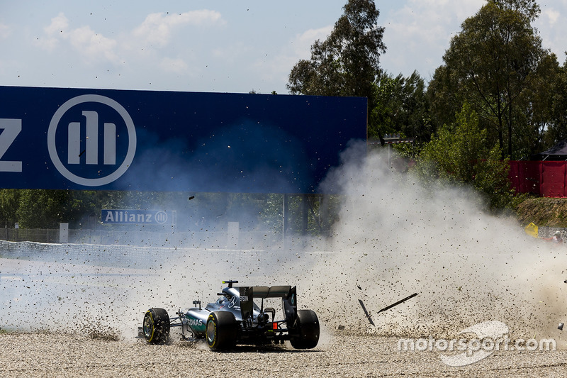 Lewis Hamilton, Mercedes AMG F1 W07 Hybrid y Nico Rosberg, Mercedes AMG F1 W07 Hybrid chocan en la primera vuelta de la carrera