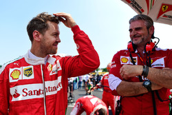 Sebastian Vettel, Ferrari met Maurizio Arrivabene, Ferrari Team Principal op de grid
