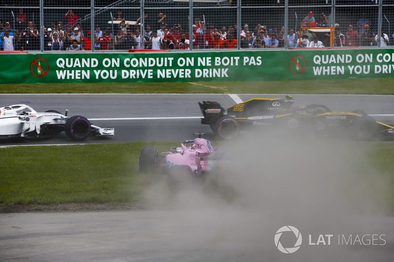 Sergio Perez, Force India VJM11, se va a la hierba tras tocarse con Carlos Sainz