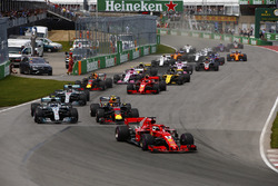 Себастьян Феттель, Ferrari SF71H, лідирує на старті
