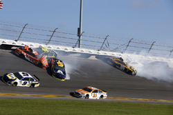 Crash: William Byron, Hendrick Motorsports, AXALTA Chevrolet Camaro, Daniel Suarez, Joe Gibbs Racing